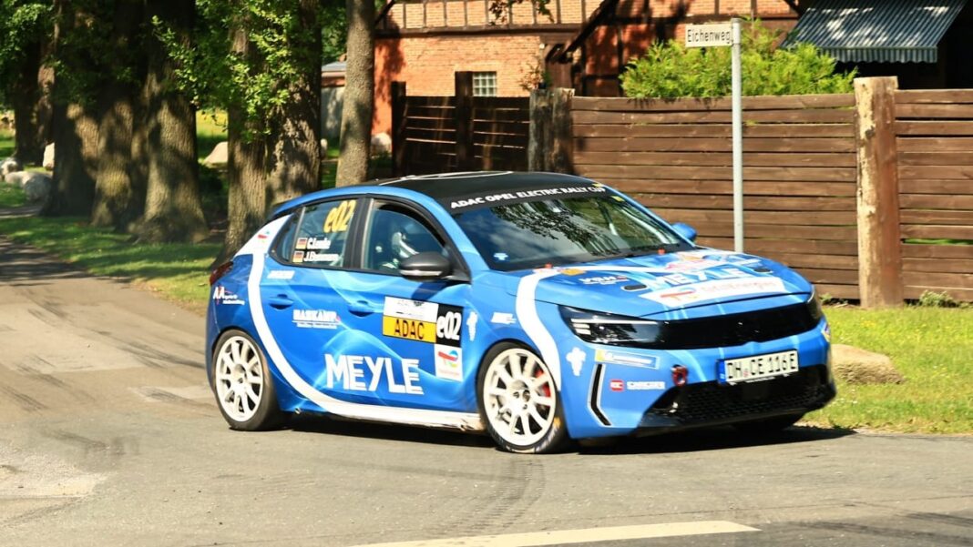 Les voitures de rallye électriques Opel Corsa démarrent au pied du Mont-Blanc