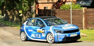 Les voitures de rallye électriques Opel Corsa démarrent au pied du Mont-Blanc